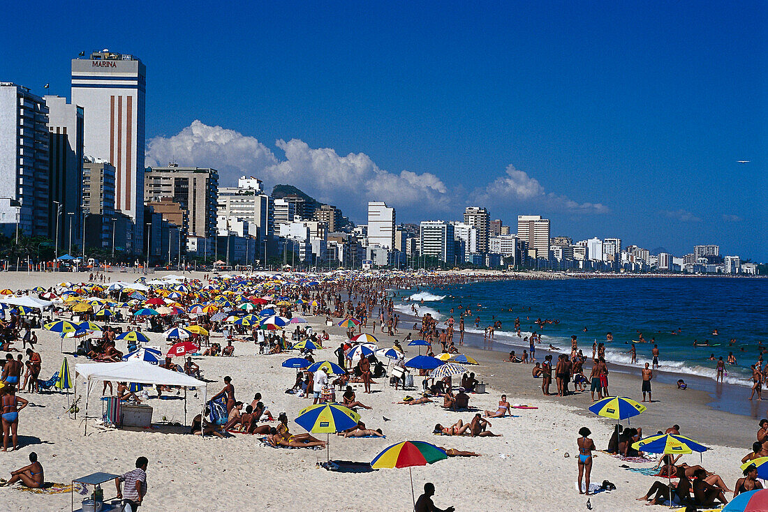Menschen am Ipanema Strand im Sonnenlicht, Leblon, Rio de Janeiro, Brasilien, Südamerika, Amerika