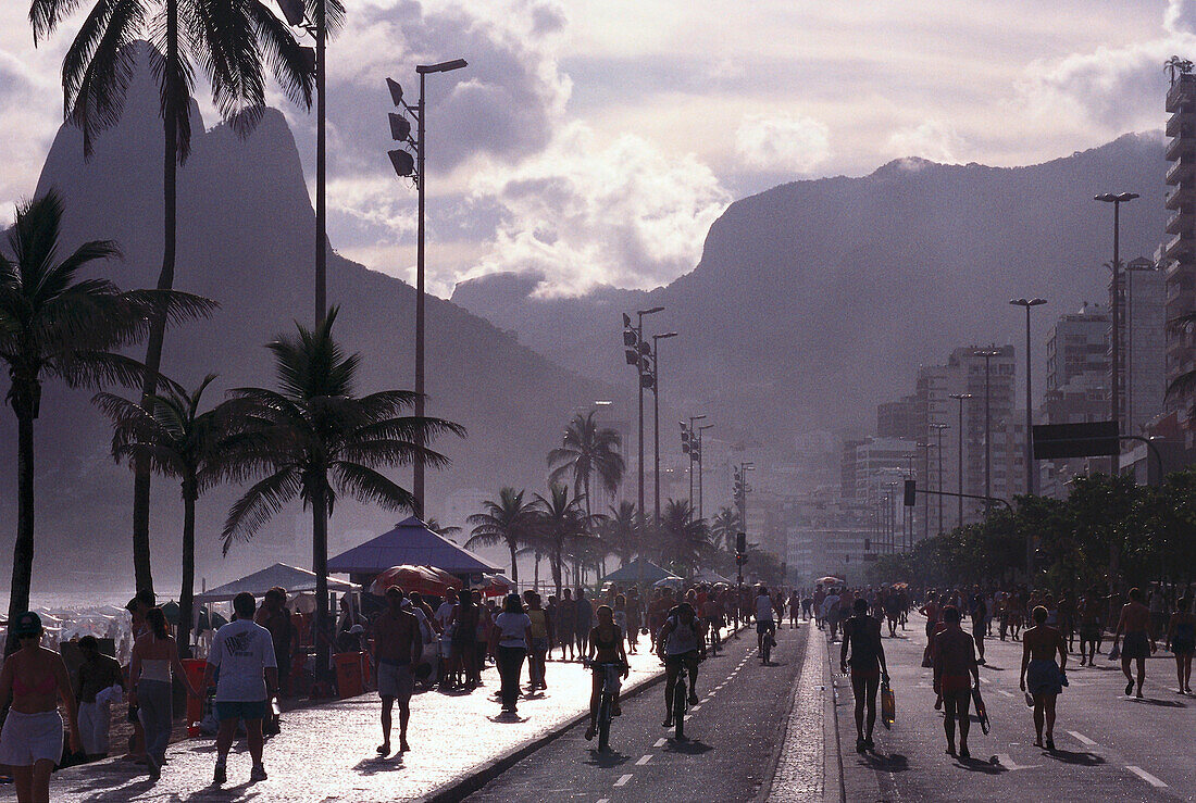Menschen auf der Promenade am Ipanema Strand, Rio de Janeiro, Brasilien, Südamerika, Amerika