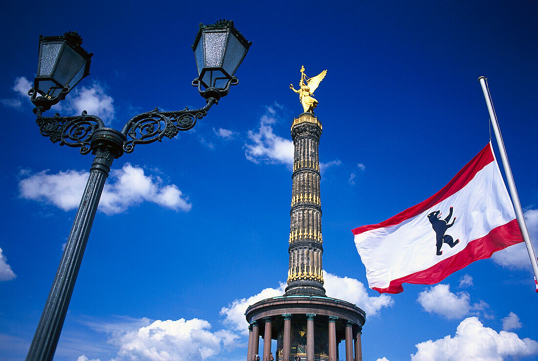 Siegessäule und Berliner Flagge, Tiergarten, Berlin, Deutschland