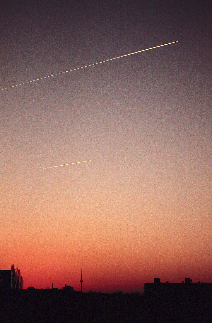 Flugzeuge am frühen Morgen über Berlin, Deutschland