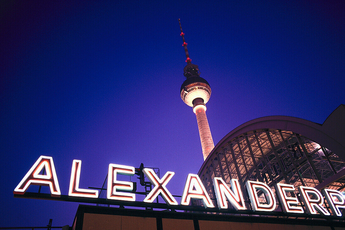 Fernsehtturm am Alexanderplatz bei Nacht, Berlin, Deutschland