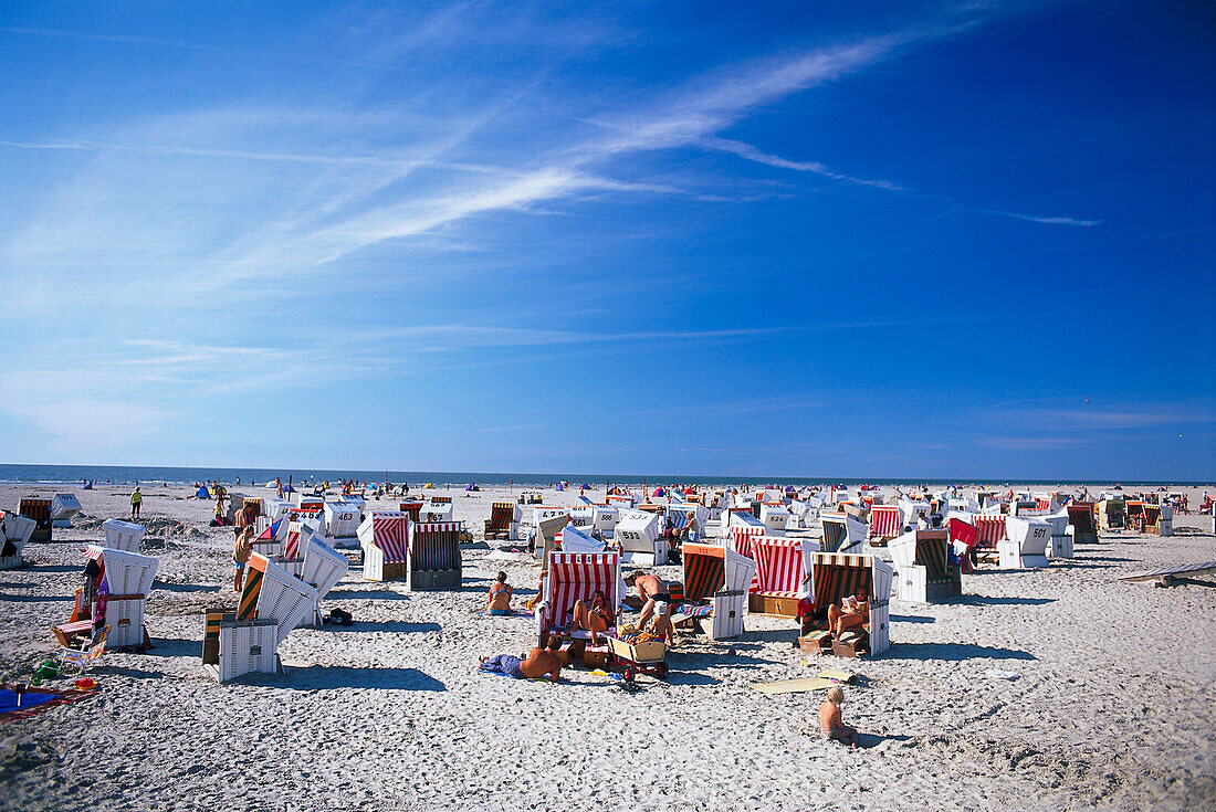 Urlauber erholen sich am Strand, St. Peter Ording, Schleswig-Holstein, Deutschland