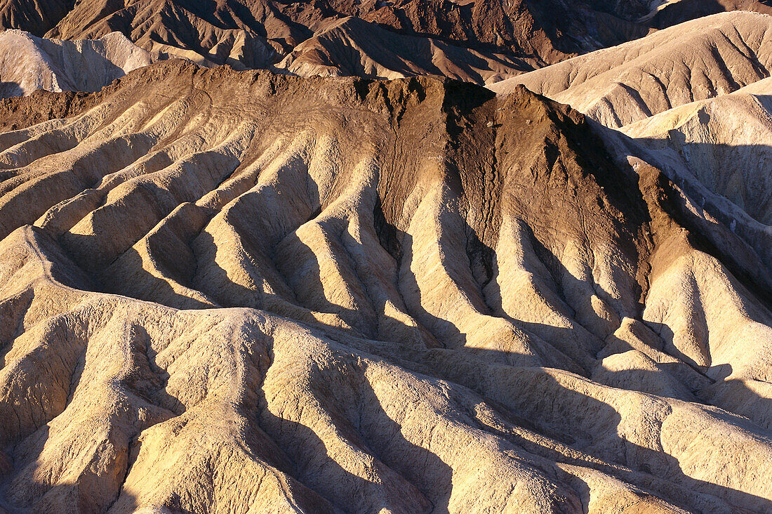 Sonnenbeschienene Berge, Zabriskie Point, Death Valley, Kalifornien, USA