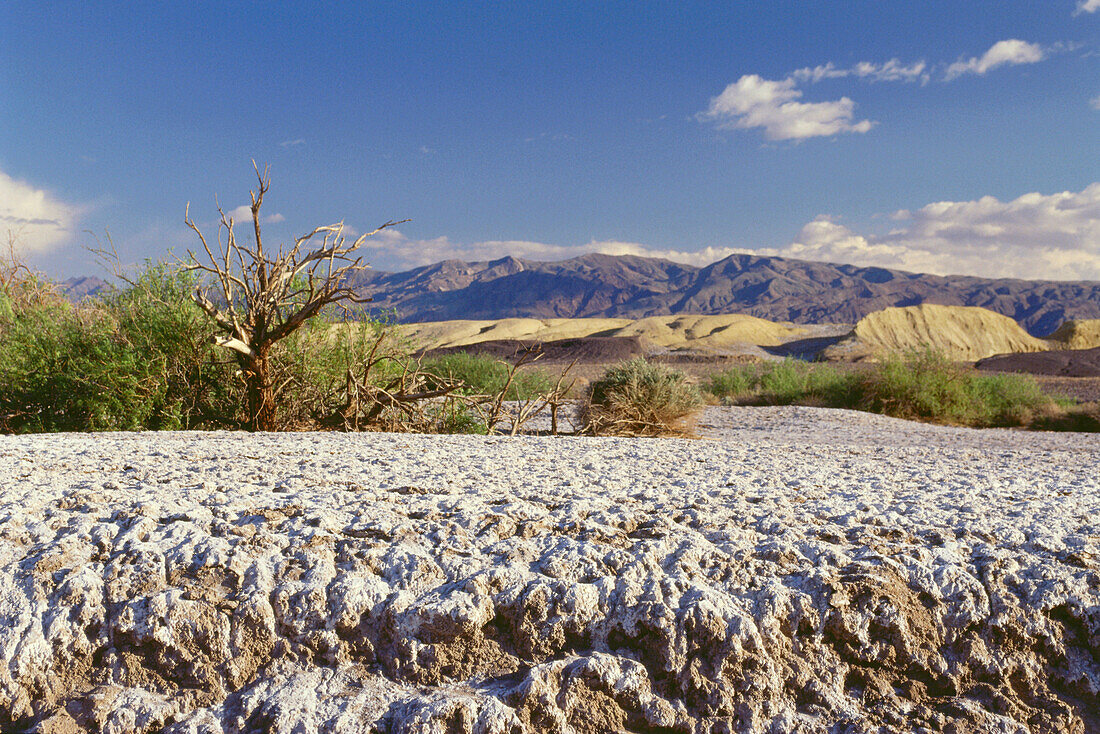 Menschenleere Landschaft unter blauem Himmel, Death Valley, Kalifornien, USA