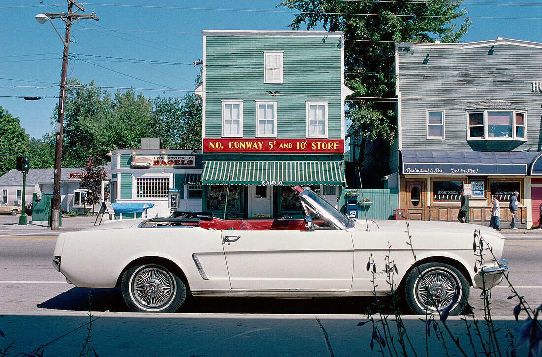 Ein Kabriolett parkt an der Hauptstrasse in der Sonne, New Hampshire, Neuengland, USA