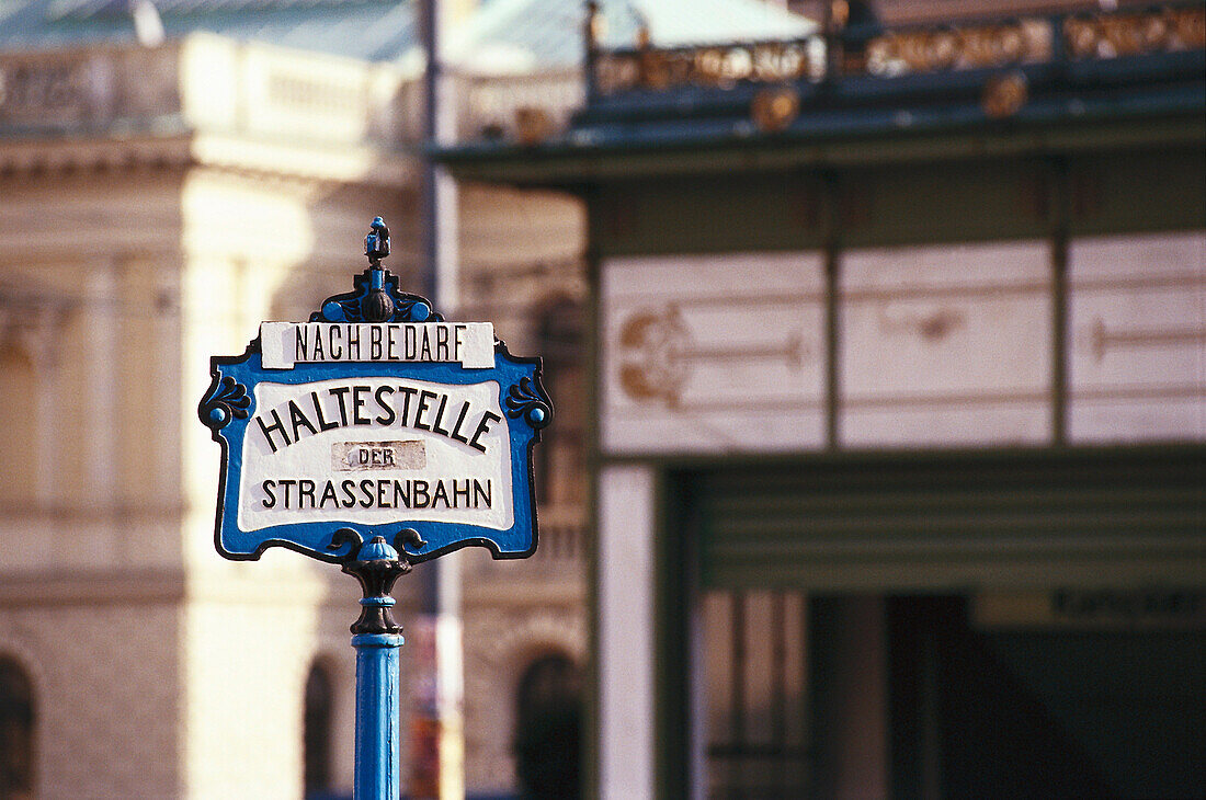 Tramhaltestelle Karlsplatz, Wien, Österreich