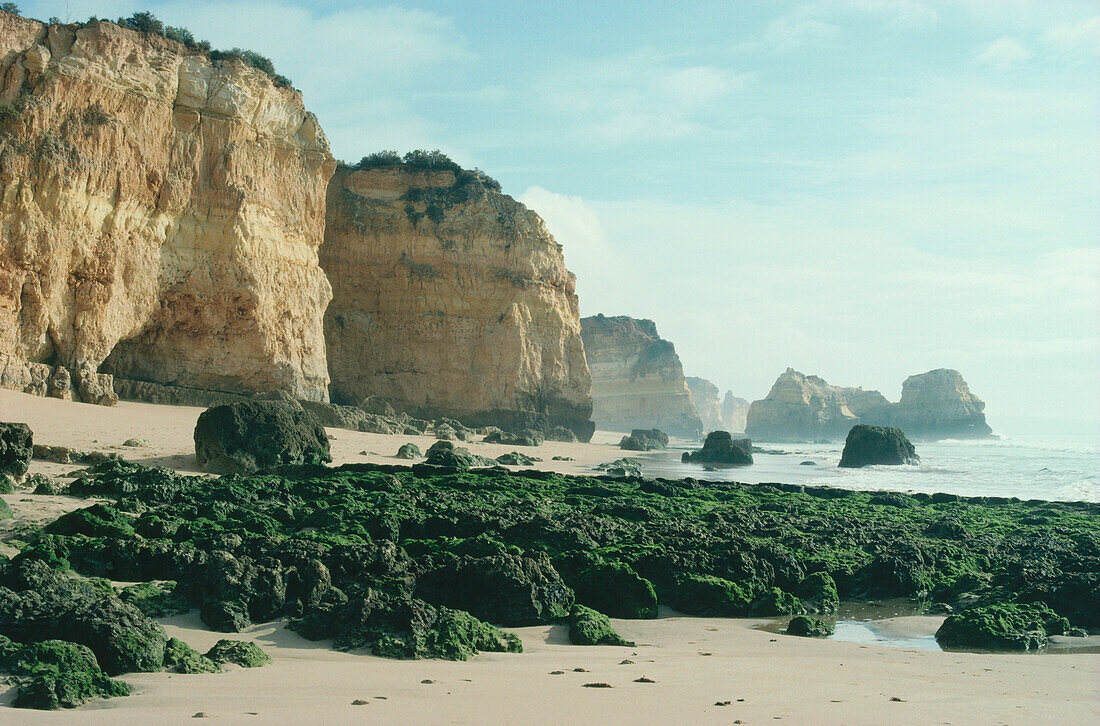 Verlassener Strand und steile Felsen, Praia de Rocha, Portimao, Algarve, Portugal