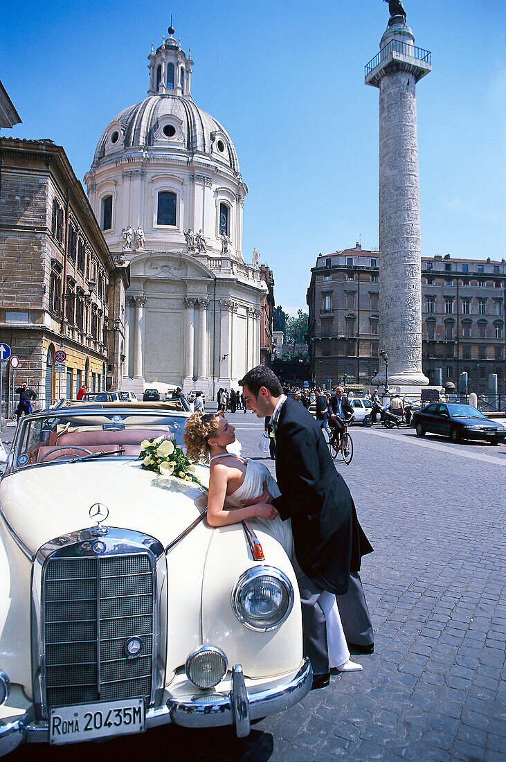 Brautpaar neben einem Oldtimer am Platz, Foro Triano, Chiesa del Santissimo, Rom, Lazio, Italien