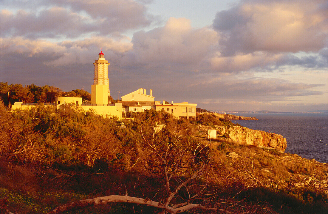 Leuchtturm und Küstenlandschaft in der Abendsonne, Cabo da Roca, Lissabon, Portugal