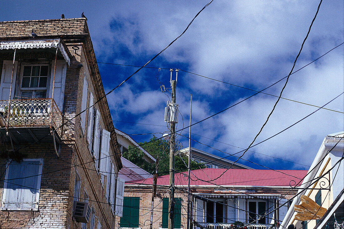 Häuser und Stromleitungen, Charlotte Amalie, St.Thomas, Jamaika, Karibik, Amerika