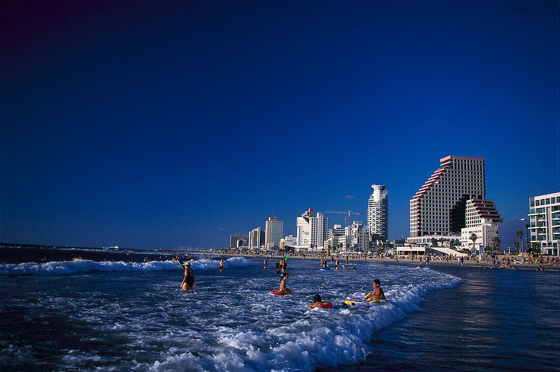 Menschen im Wasser und Hotels unter blauem Himmel, Tel Aviv, Israel, Naher Osten, Asien