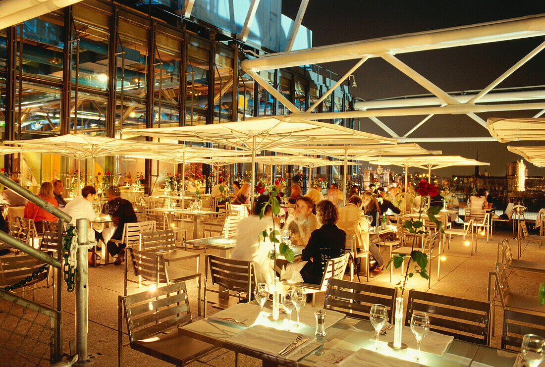 Menschen sitzen bei Nacht auf der Terrasse des Restaurant Le Georges, Centre Pompidou, Paris, Frankreich