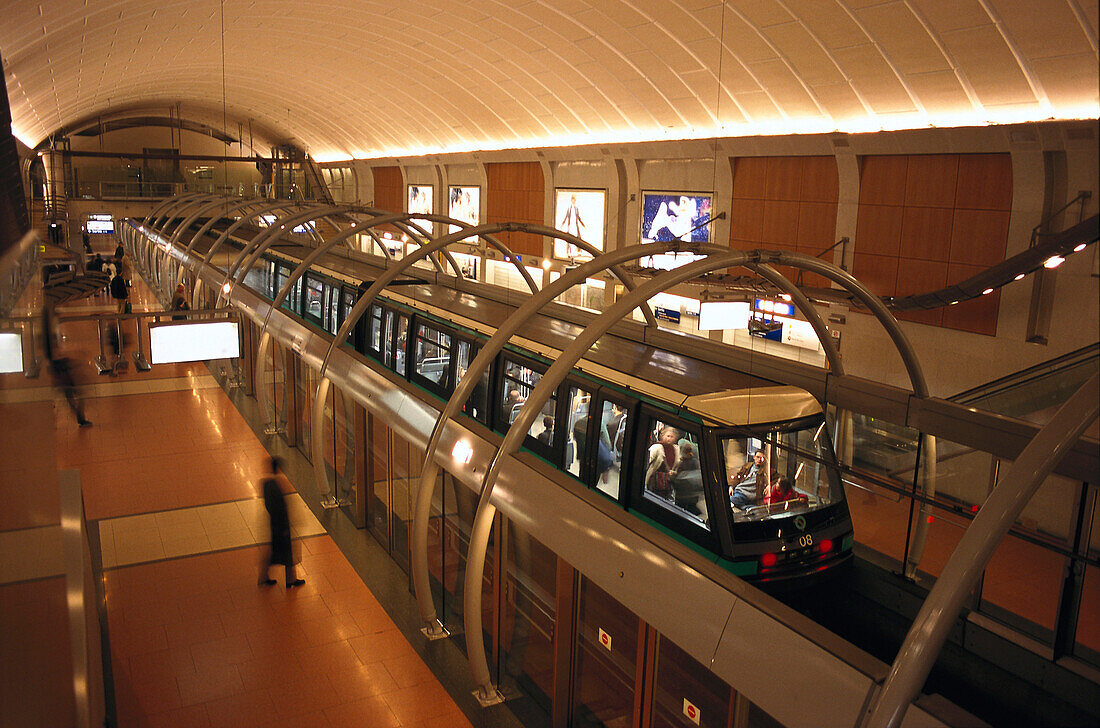 Zug in der U-Bahn Station am Abend, Linie 14, Paris, Frankreich