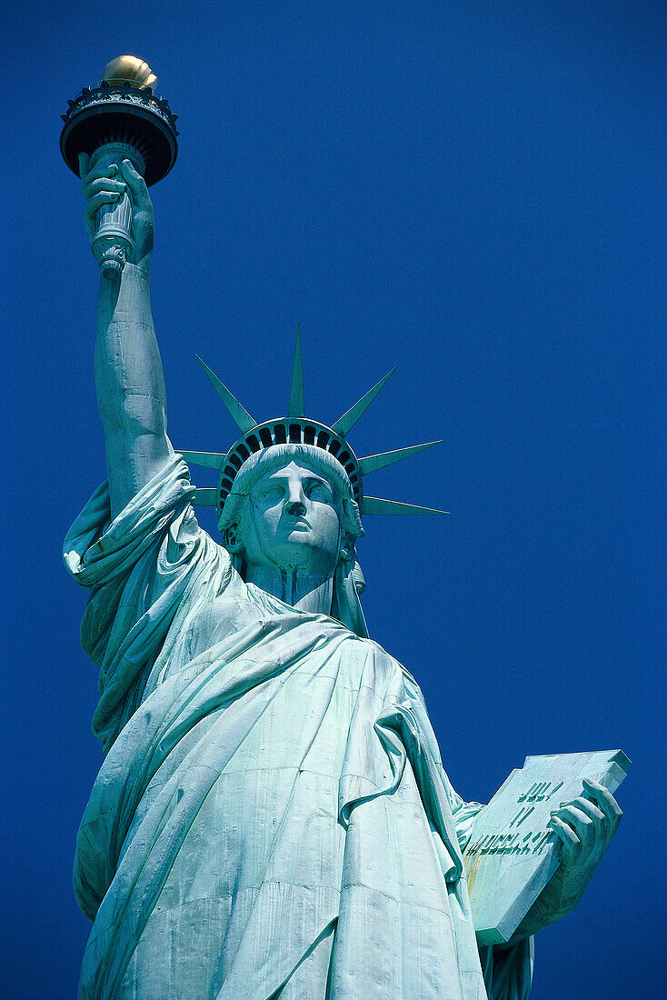 Freiheitsstatue unter blauem Himmel, Liberty Insel, New York, USA, Amerika