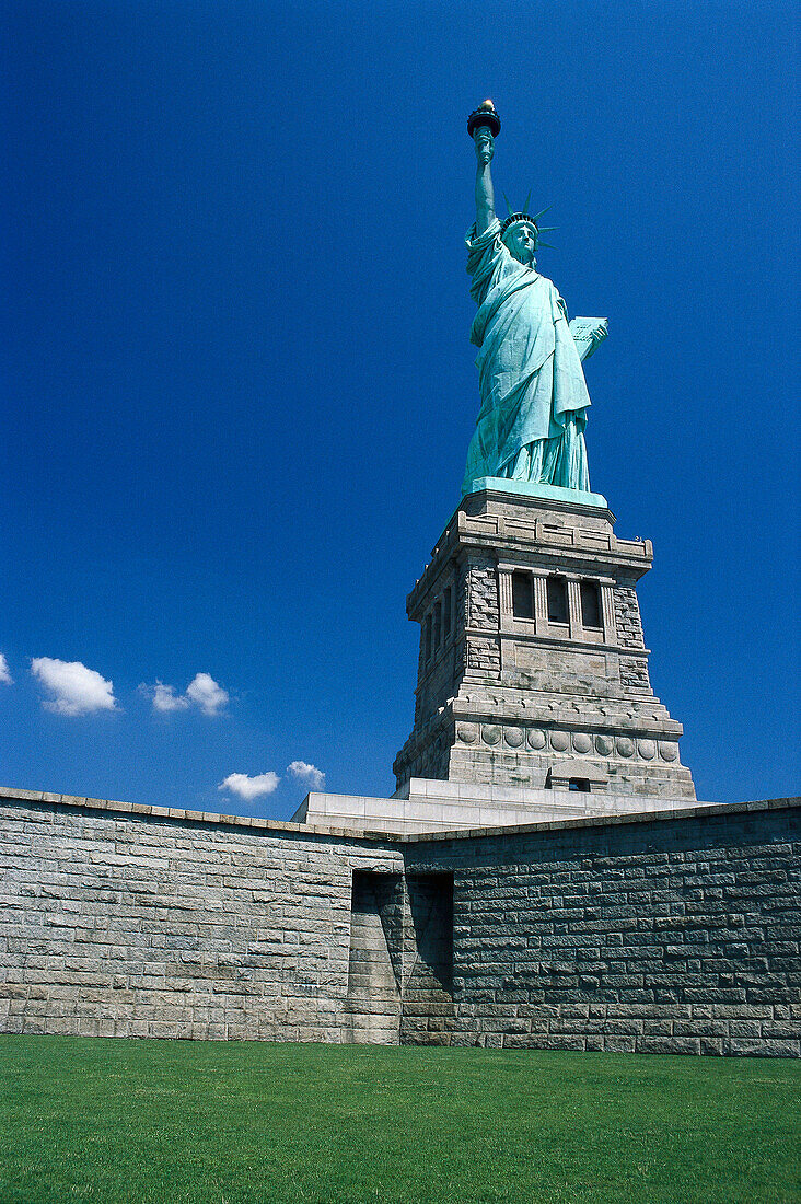 Freiheitsstatue unter blauem Himmel, Liberty Insel, New York, USA, Amerika