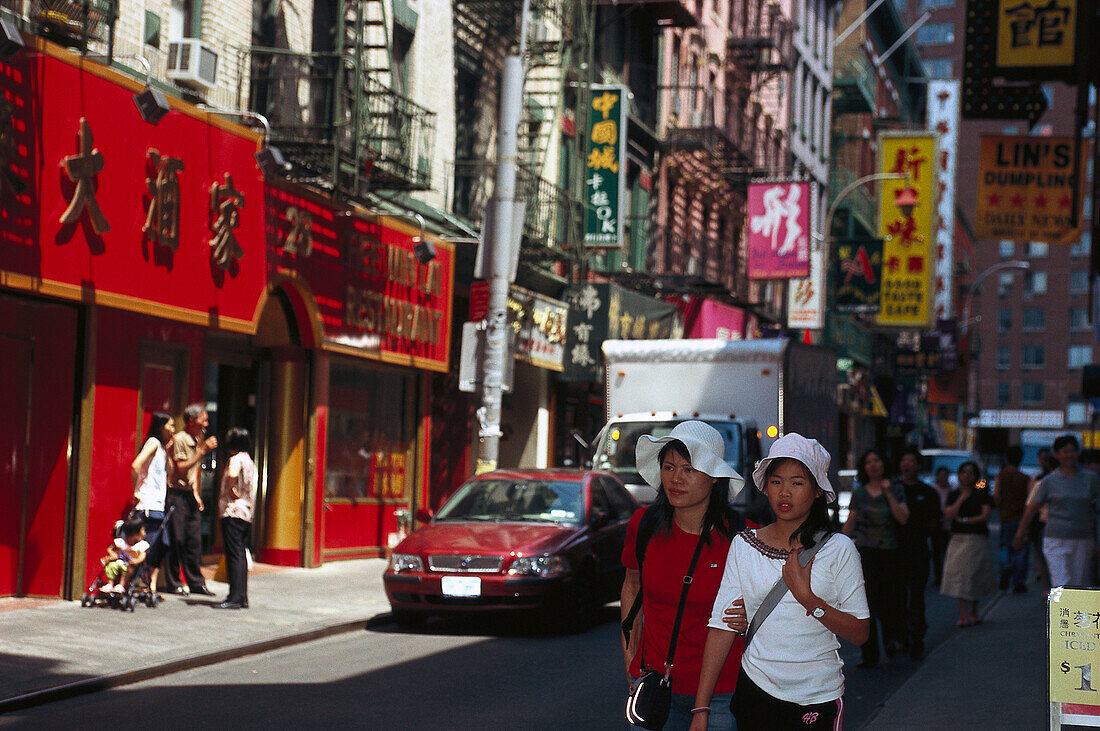 Menschen auf einer Strasse in Chinatown, Pell Street, Chinatown, Manhattan, New York, USA, Amerika