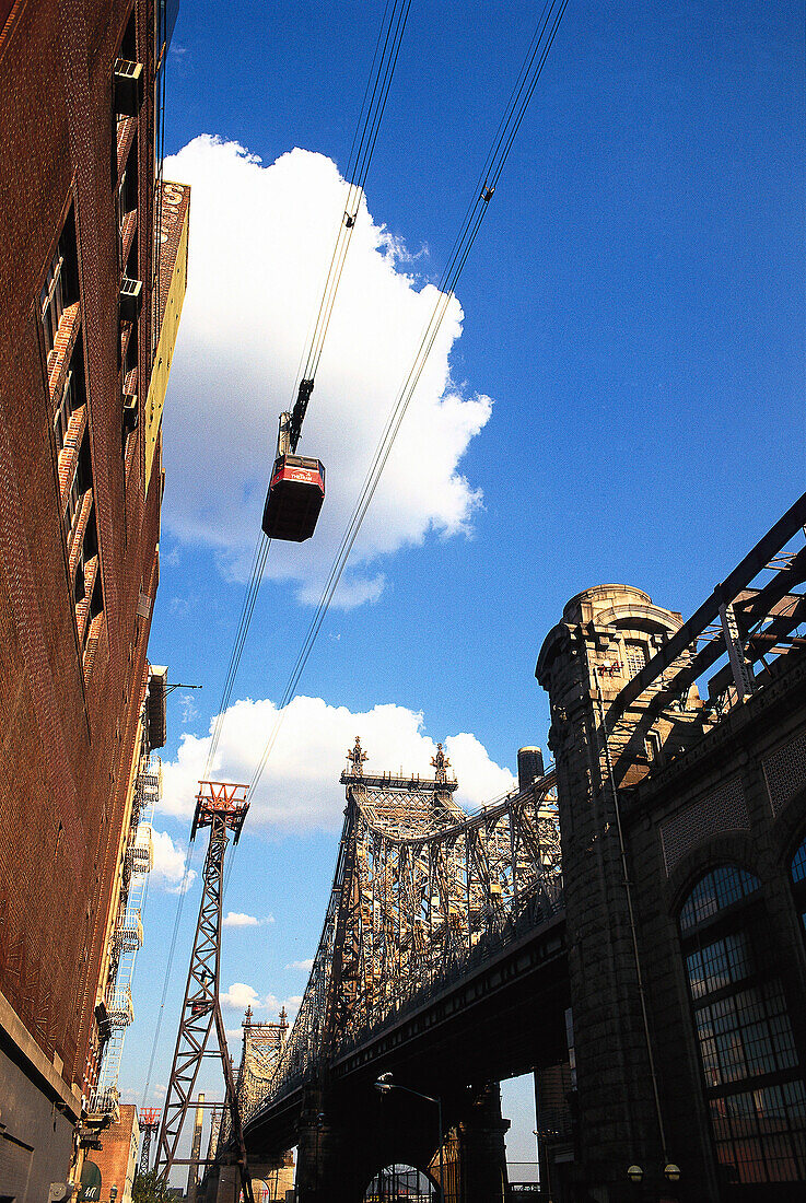 Blick von unten auf Roosevelt Insel Tram unter weisser Wolke, Manhattan, New York, USA, Amerika