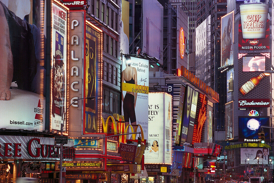 Blick auf Reklameschilder am Times Square, Manhattan, New York, USA, Amerika