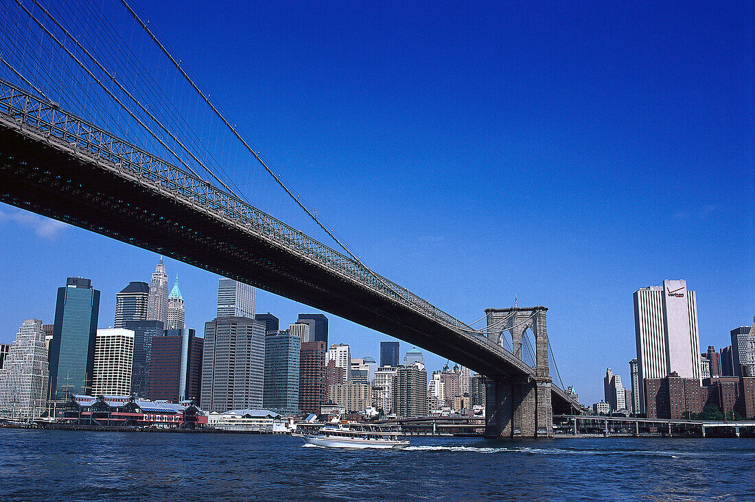 Brooklyn Bridge und Skyline unter blauem Himmel, East River, Manhattan, New York, USA, Amerika