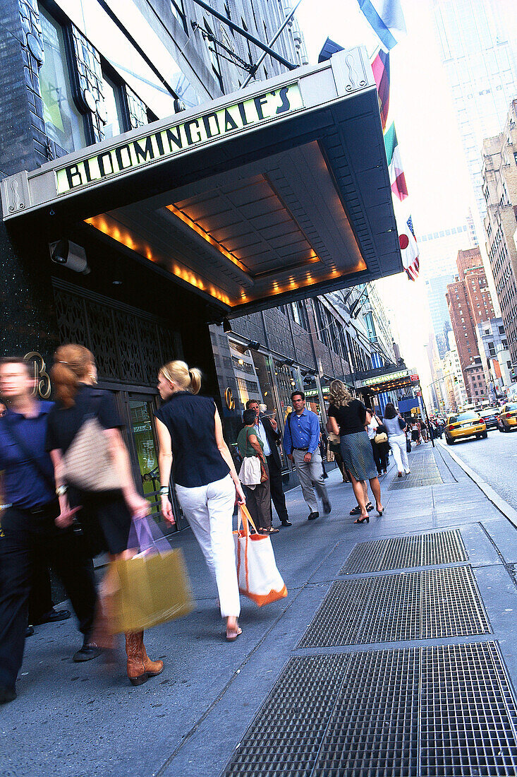 Menschen vor dem Kaufhaus Bloomingdale's, Manhattan, New York, USA, Amerika