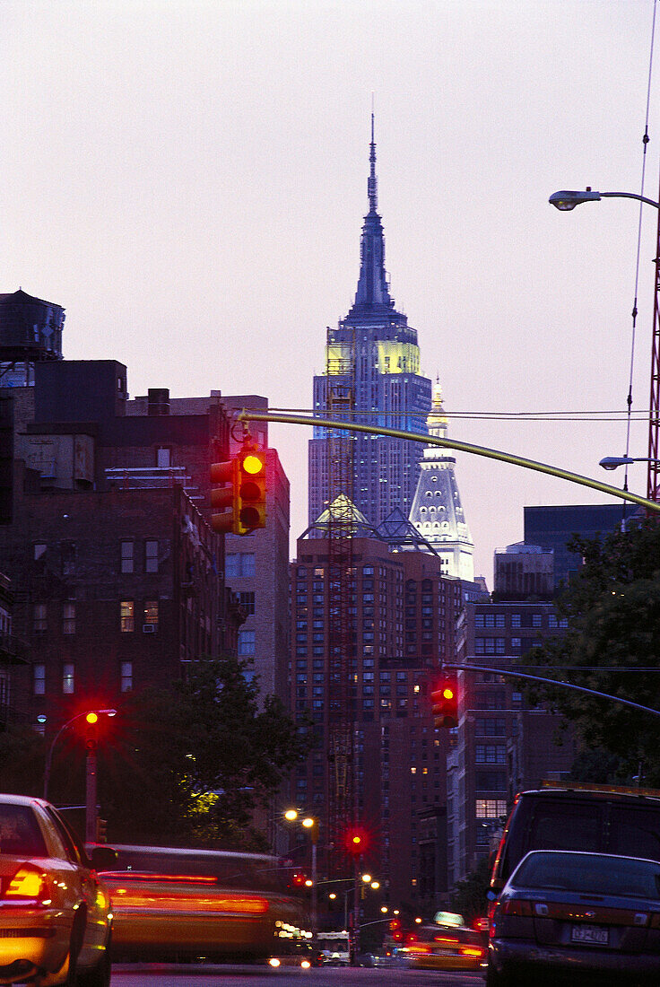 Strassenszene un Gebäude am Abend, Manhattan, New York, USA, Amerika