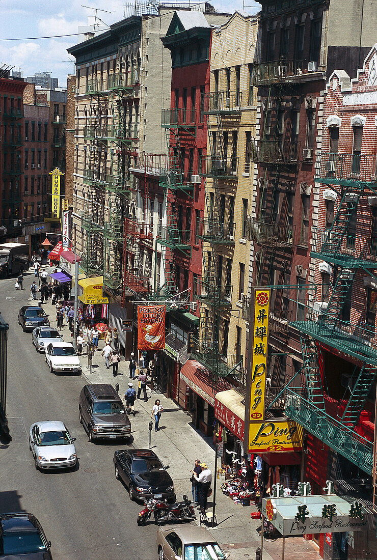 Blick von oben auf Strasse und Gebäude im Sonnenlicht, Mott Street, Chinatown, Manhattan, New York, USA, Amerika