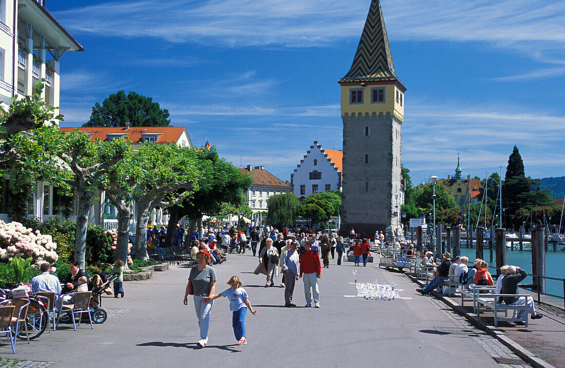 Menschen auf der Promenade am Bodensee, Lindau, Bayern, Deutschland, Europa