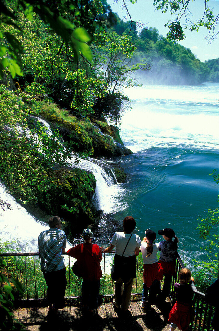 Touristen besichtigen Rheinfall, Schaffhausen, Schweiz