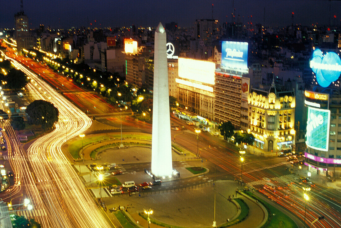 Blick auf Avenida 9 de Julio Strasse und Obelisk bei Nacht, Buenos Aires, Argentinien, Südamerika, Amerika