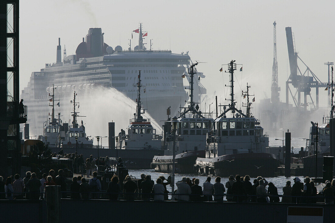 Queen Mary 2 in Hamburger Hafen, Hamburg, Deutschland- Buch S. 66