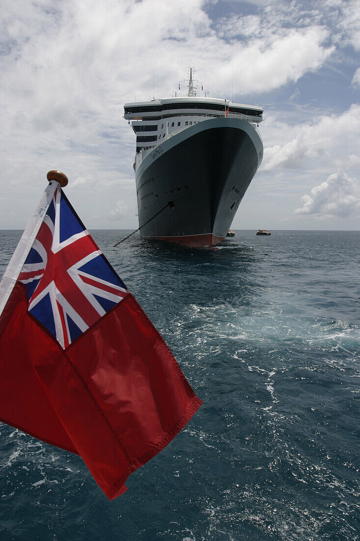 Queen Mary 2, Tide an anchor, St. Maarten, Queen Mary 2, QM2 Vor Anker liegend vor der Kueste von St.Maarten in der Karibik.