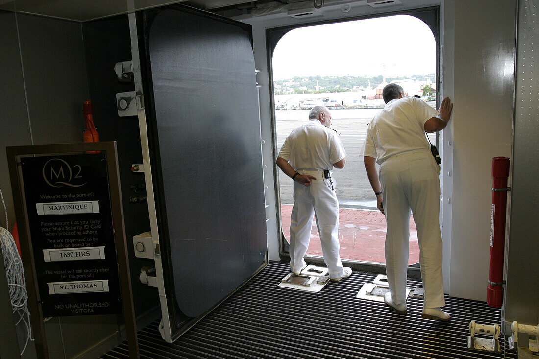Queen Mary 2, Naval officers watch docking maneuv, Queen Mary 2, QM2 zwei Offiziere beobachten das Anlegemanoever im Hafen von Fort de France, Martinique