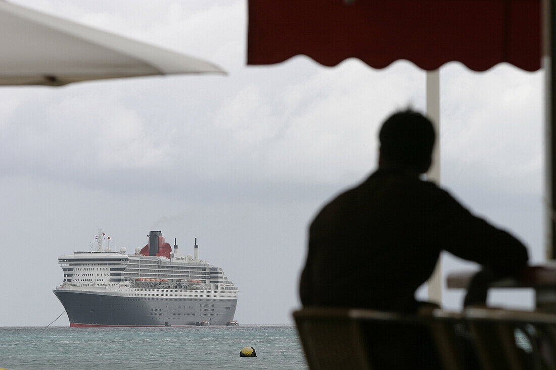 Queen Mary 2-Tide an anchor, Offshore St.Maarten, Queen Mary 2, QM2 Vor Anker liegend vor der Küste von St.Maarten in der Karibik. Buch S. 133