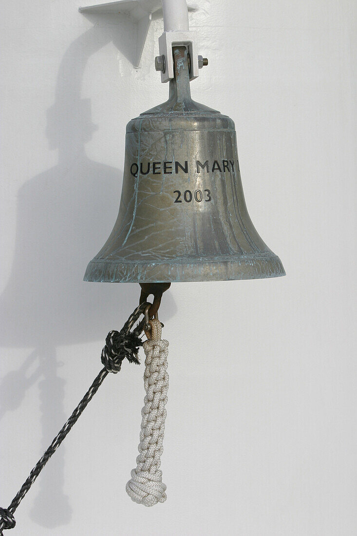 Queen Mary 2, Ship´s bell, Queen Mary 2, QM2 Schiffsglocke am Bug des Schiffes Buch S. 3