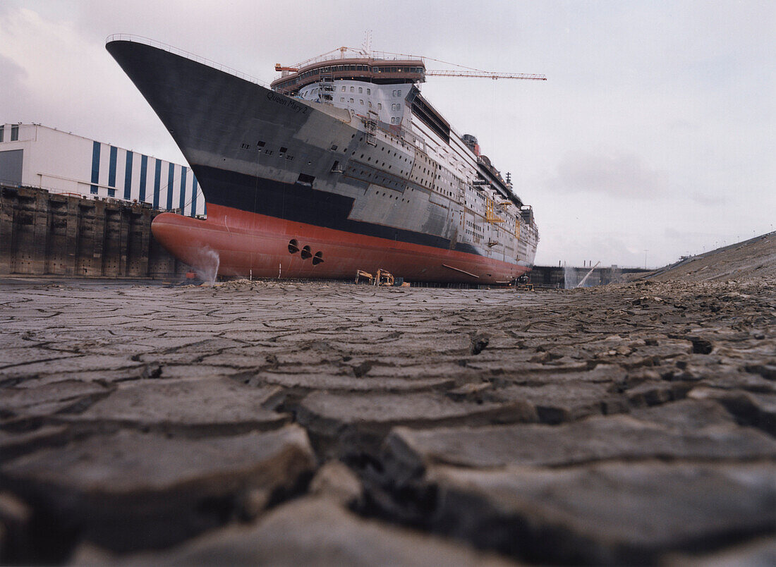 Queen Mary 2, Dry-dock-Shipyard in Saint-Nazaire