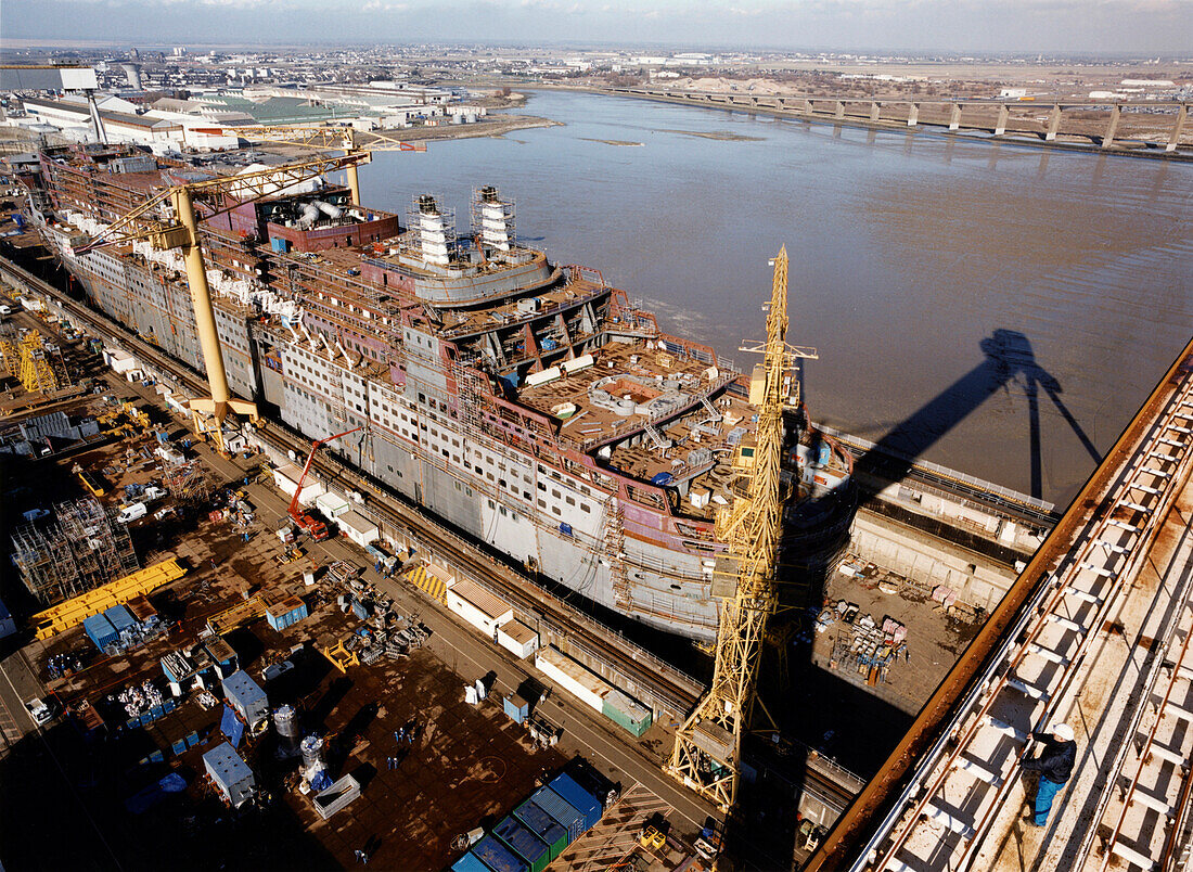 Vogelperspektive der Queen Mary 2, Schiffbau, Werft in Saint-Nazaire, Frankreich