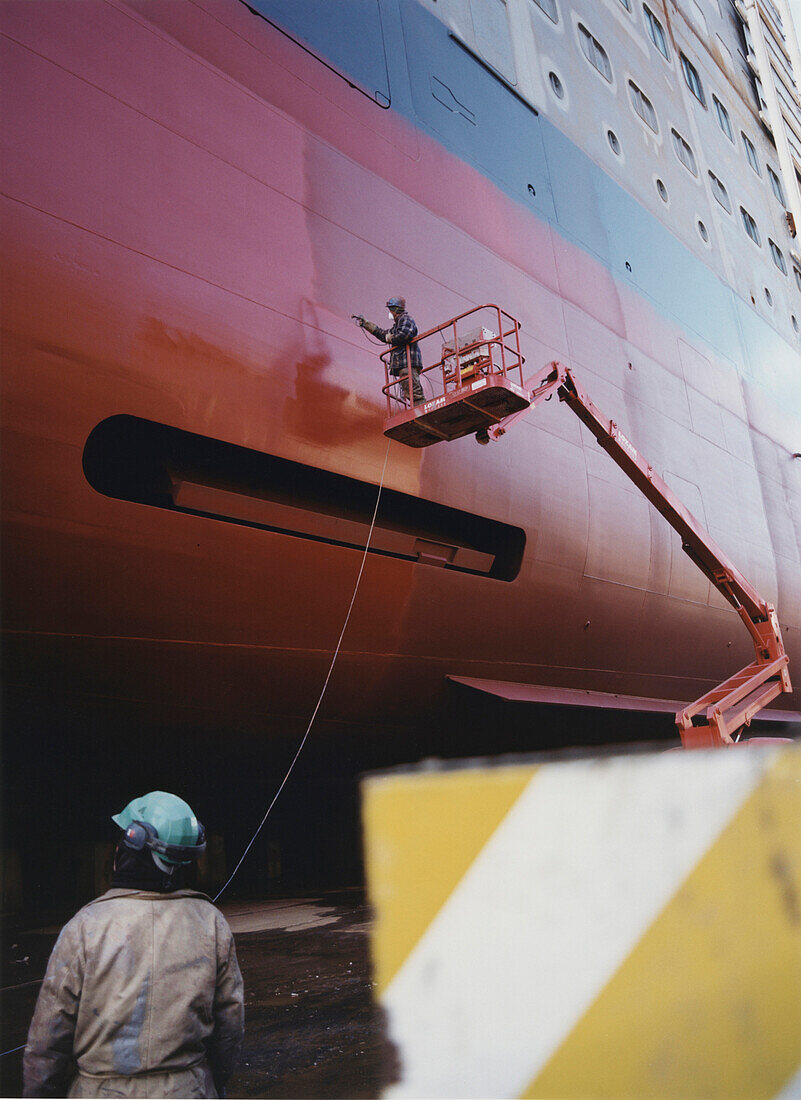 Queen Mary 2-Varnishing-Shipyard in Saint-Nazaire