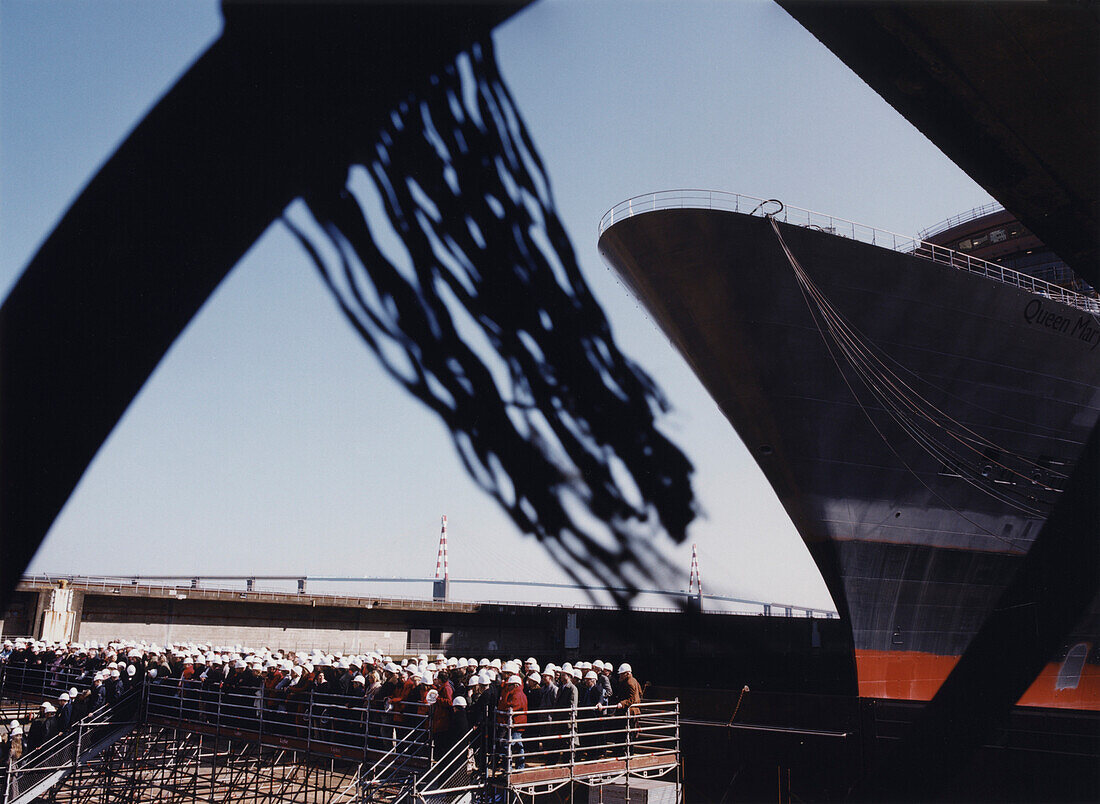 Erinnerungsfoto der Belegschaft, Queen Mary 2, Werft in Saint-Nazaire, Frankreich