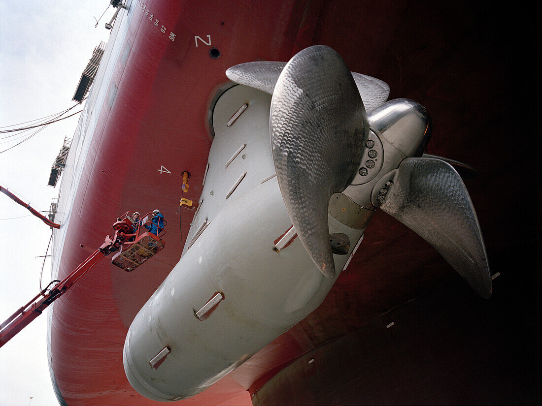 Montage der Motorgondeln. Schraube und Motor in einem Bauteil. Queen Mary 2, Werft in Saint-Nazaire, Frankreich