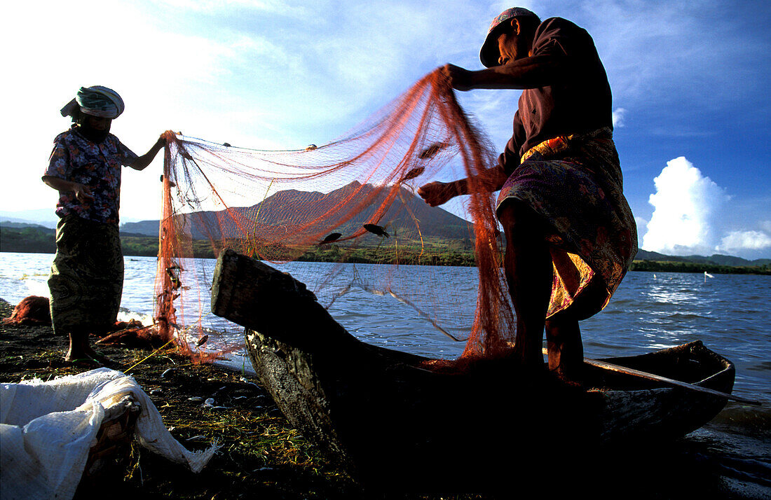 Fischer reinigen ihre Netze, Mount Batur, Bali, Indonesia