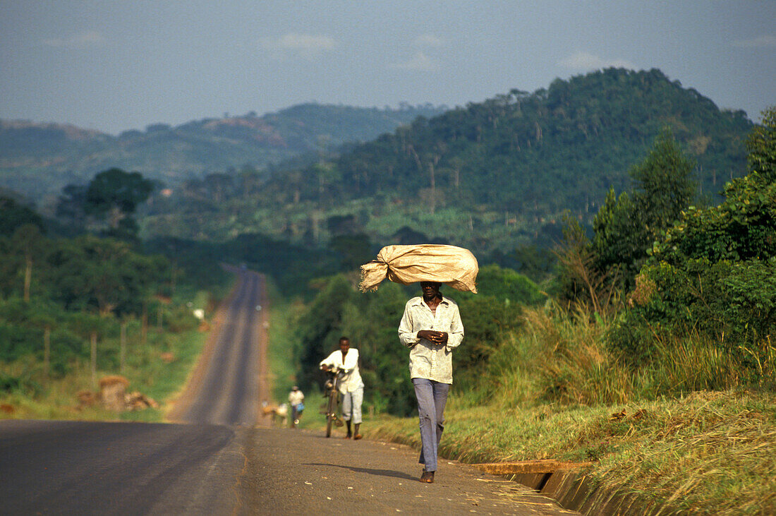 Einheimisher, Mann trägt Sack auf dem Kopf, Kampala, Jinja, Uganda, Afrika