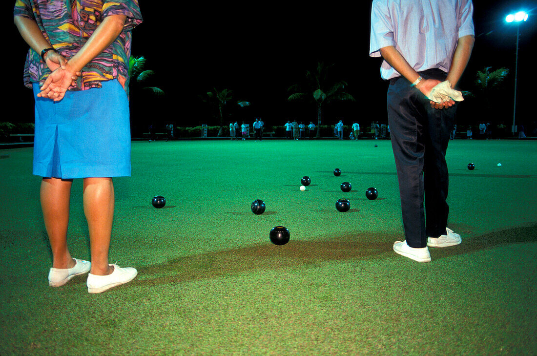 Zwei Leute spielen Bowls, Suva, Fidschi, Polynesia