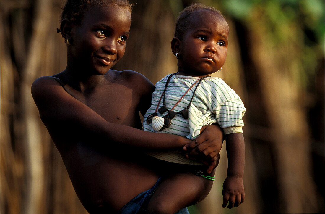 Einheimische Kinder, Einheimisches Mädchen trägt kleines Kind, Damfa Kunda, Gambia, Afrika
