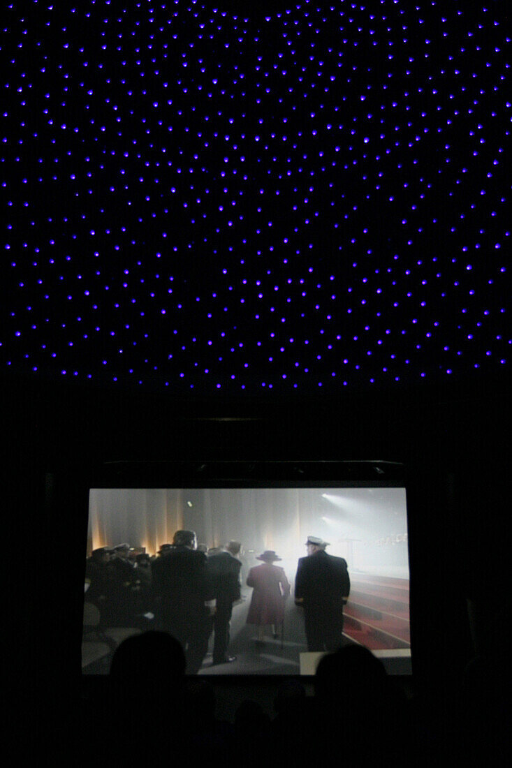 Queen Mary 2, Cinema & Planetarium, Queen Mary 2, QM2 Bordkino und Planetarium Illuminations