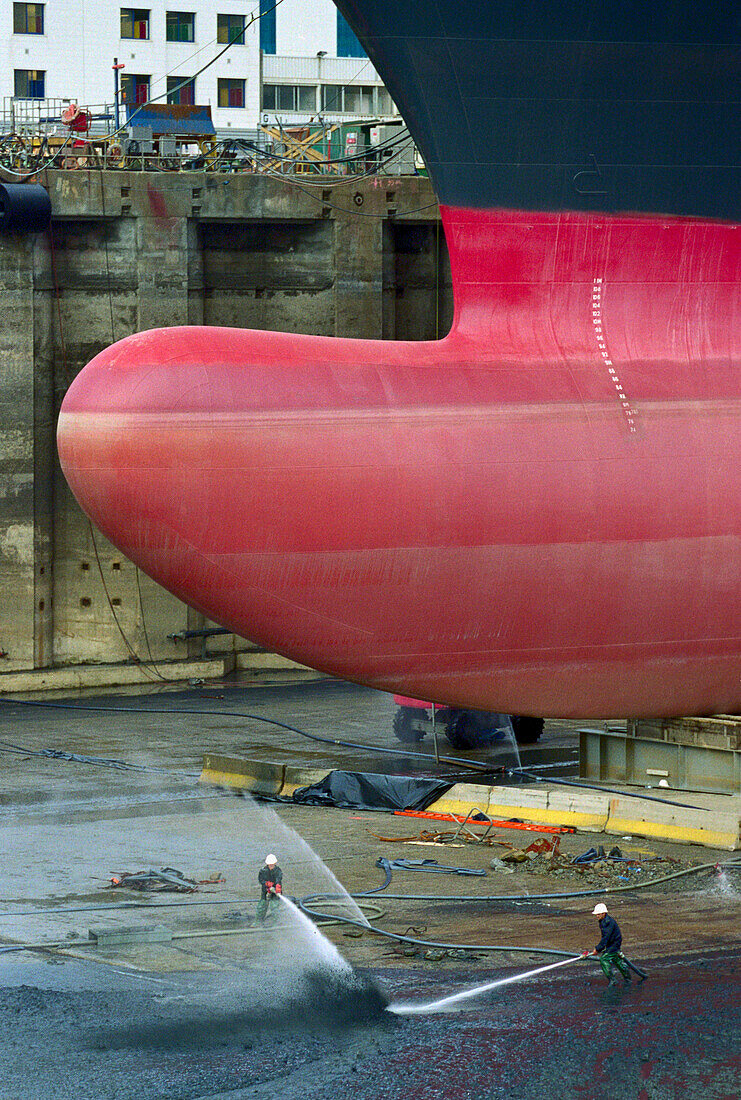 Zwei Arbeiter beim Putzen, Trockendock, Queen Mary 2, Saint-Nazaire, Frankreich