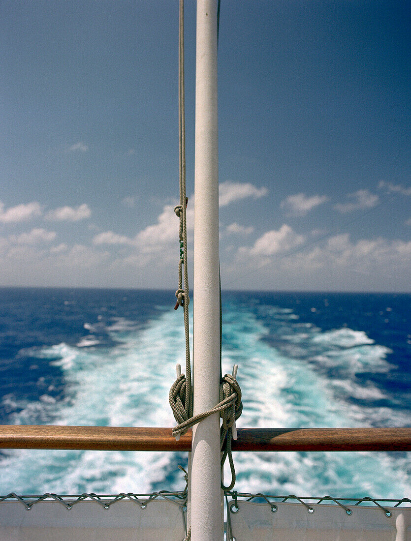 Fahnenmast im Heck, Queen Mary 2, Kreuzfahrtschiff