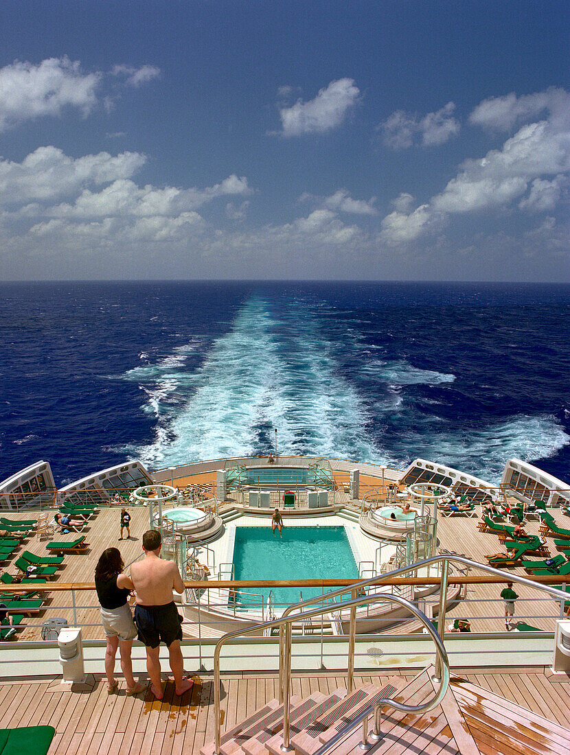 Leute auf dem Achterdeck, Queen Mary 2, Kreuzfahrtschiff