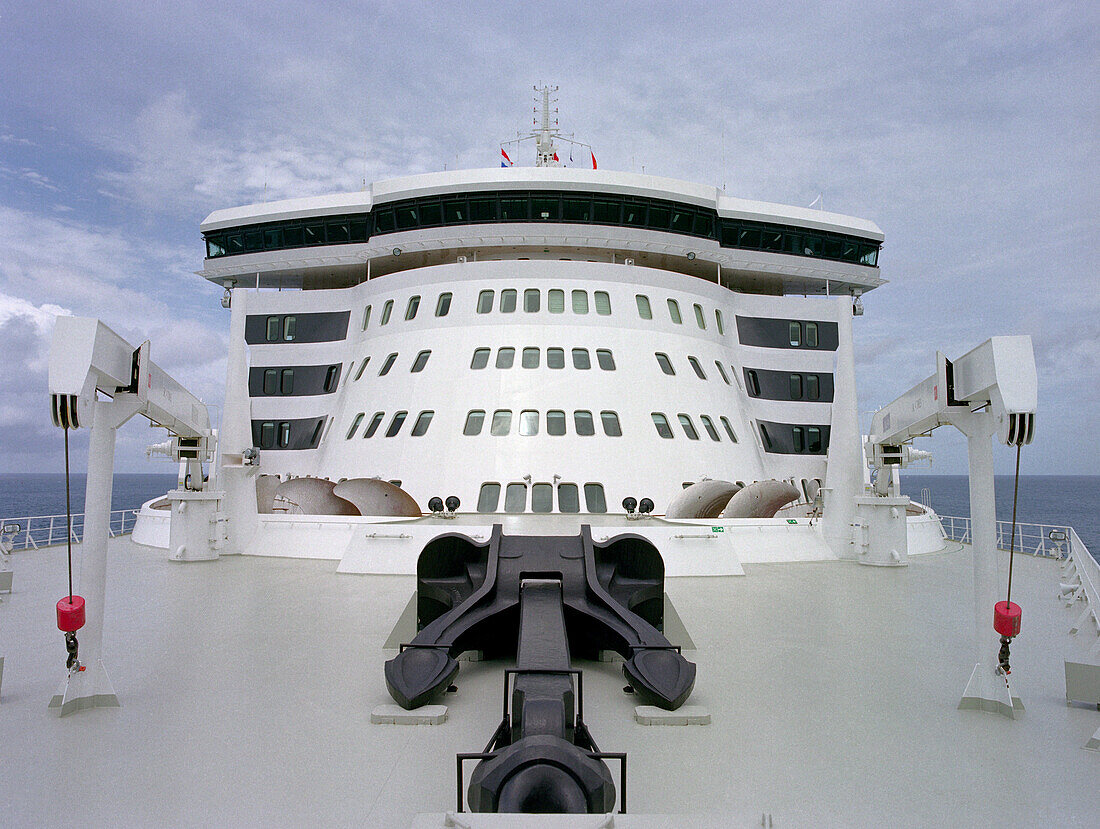 Vorderdeck mit Reserve Anker, Kreuzfahrtschiff Queen Mary II, Luxusliner, QM2, Kreuzfahrt, Reisen