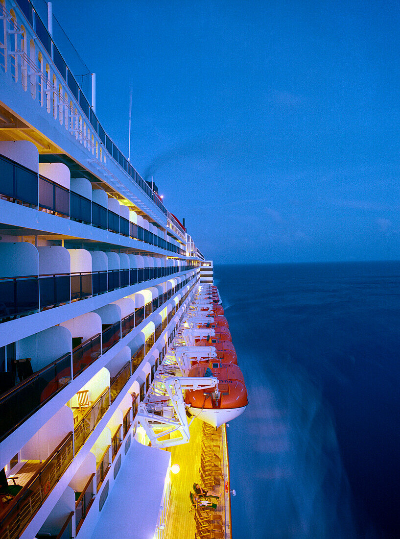 Side view at night, Queen Mary 2