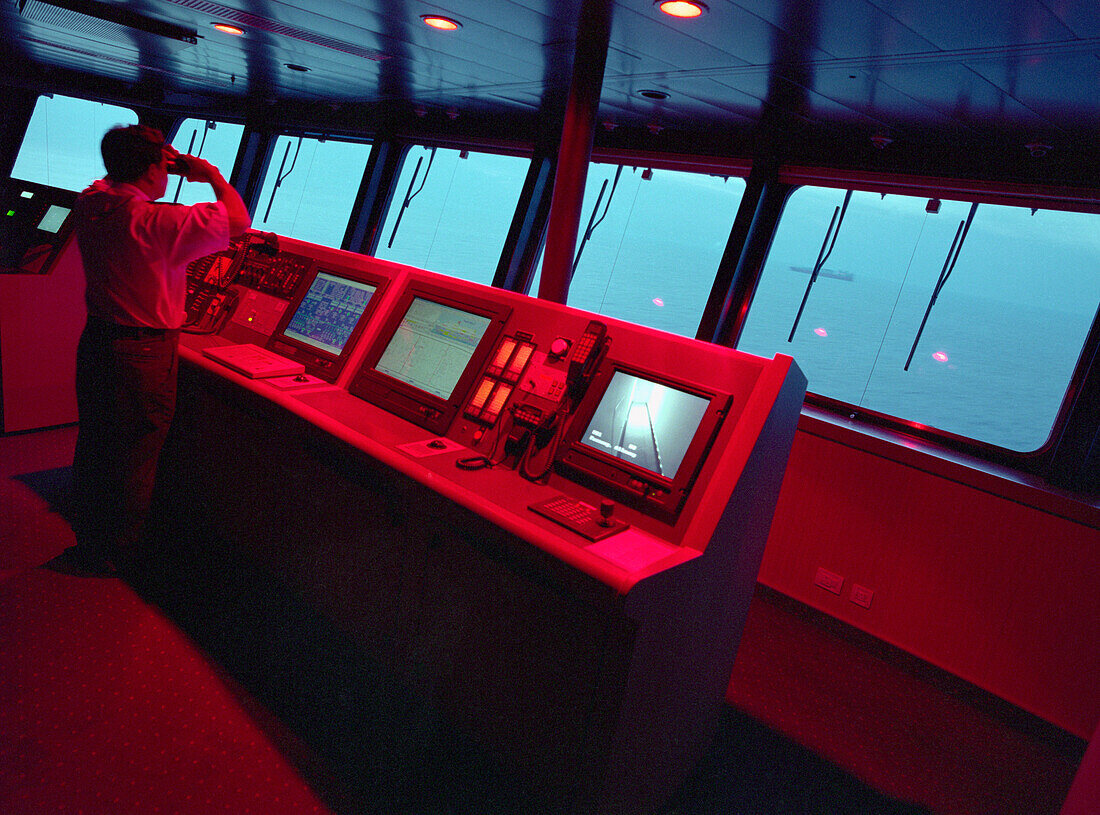 Navigationsgeräte und Radar auf der Kommandobrücke, Queen Mary 2, Kreuzfahrtschiff